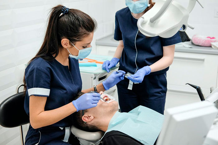 La salud bucal es una parte fundamental de nuestra vida y es vital contar con un buen dentista que nos guíe y nos brinde el cuidado adecuado. En este artículo, exploraremos la importancia de ser un buen dentista y cómo puedes convertirte en uno. También hablaremos sobre la importancia de la odontología pediátrica y el cuidado de las encías. ¡Sigue leyendo para descubrir cómo ser un dentista excepcional! Importancia de un dentista Un dentista las palmas desempeña un papel crucial en nuestra vida, ya que se encarga de mantener nuestra salud bucal en óptimas condiciones. No solo se trata de mantener nuestros dientes blancos y brillantes, sino de prevenir y tratar enfermedades dentales que pueden tener un impacto negativo en nuestra salud general. Un buen dentista debe estar bien informado sobre los últimos avances en odontología y utilizar equipos y técnicas modernas para brindar el mejor cuidado a sus pacientes. Además, debe tener habilidades de comunicación efectivas para establecer una relación de confianza con sus pacientes y explicarles claramente los procedimientos y tratamientos recomendados. Odontología pediátrica La odontología pediátrica se enfoca en el cuidado dental de los niños desde su nacimiento hasta la adolescencia. Es fundamental que los niños visiten al dentista regularmente desde una edad temprana para establecer buenos hábitos de higiene bucal y prevenir enfermedades dentales. Un buen dentista pediátrico debe tener una comprensión profunda del desarrollo dental de los niños y estar capacitado para tratar problemas dentales específicos de esta etapa de la vida. Además, debe ser paciente, amable y saber cómo crear un ambiente acogedor para que los niños se sientan cómodos durante las visitas al dentista.